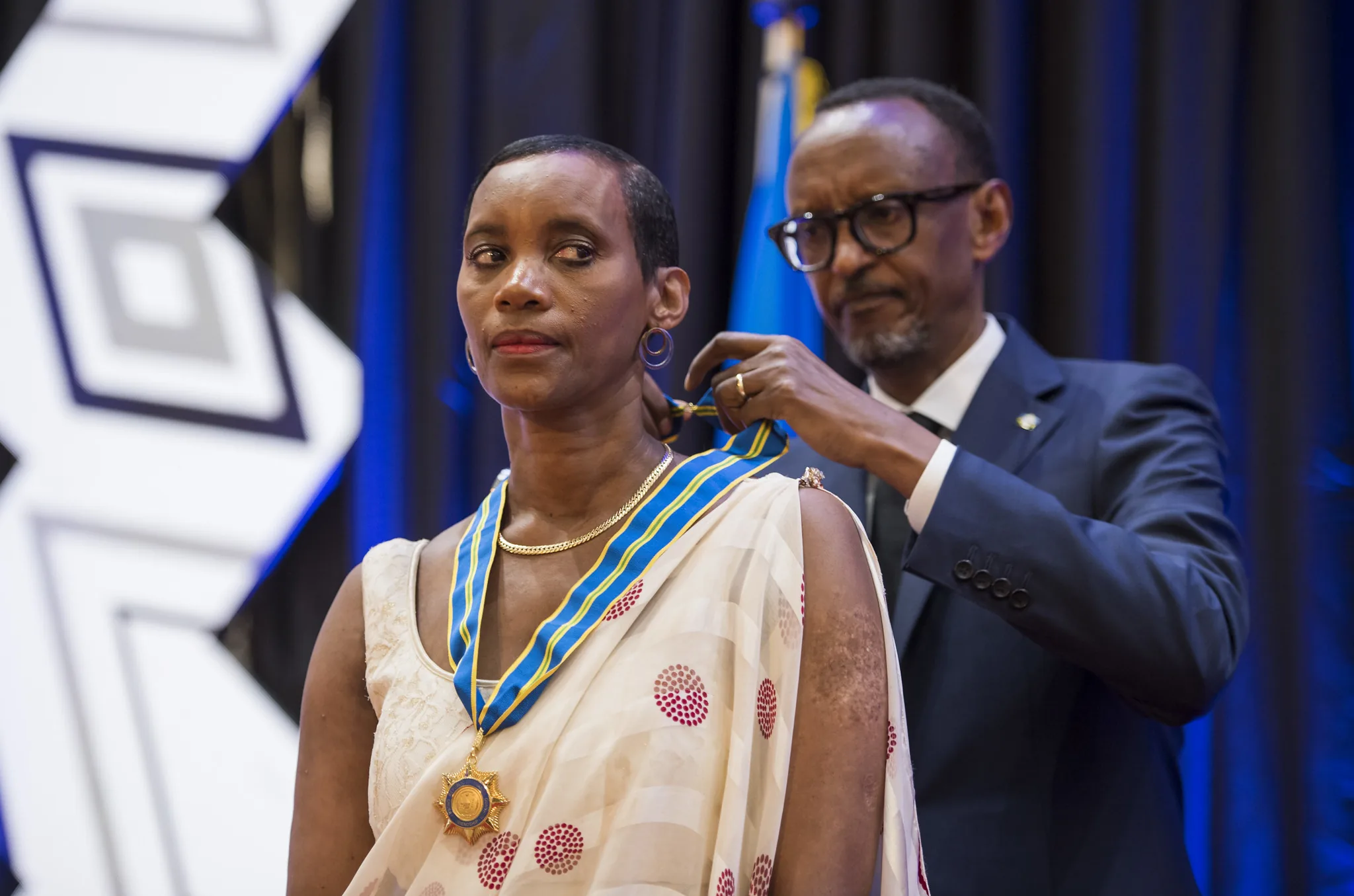 Le président Paul Kagame remet la médaille Igihango à Dafroza Gauthier